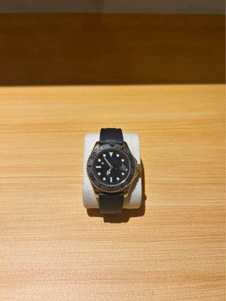 Reloj de Oro con Correa de Caucho Negra