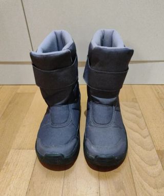 Botas de nieve moradas. Tallan justas