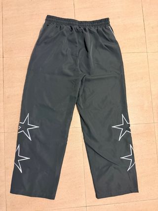 Pantalones anchos grises con estrellas