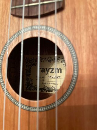 Ukelele de madera con funda y afinador