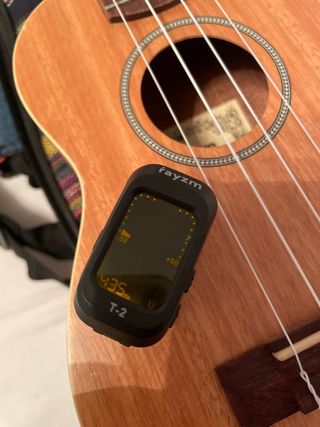 Ukelele de madera con funda y afinador