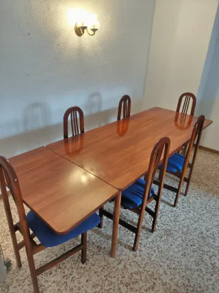Mesa extensible de madera con 4 sillas