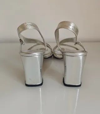 Sandalias plateadas tacón