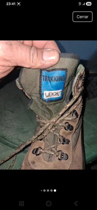 Botas de montaña marrones y verdes