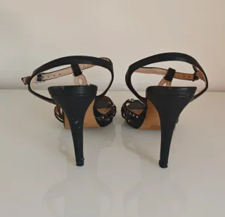 Sandalias negras con pedrería