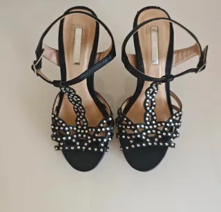 Sandalias negras con pedrería