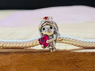 Charm | Enfermera Corazón Rojo