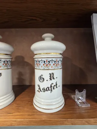 4 Albarelos, botes o tarros de Farmacia antiguos