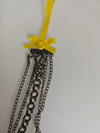 Collar cadena plateada con detalles amarillos