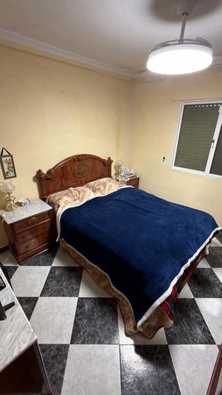 Cómoda clásica de madera con mármol