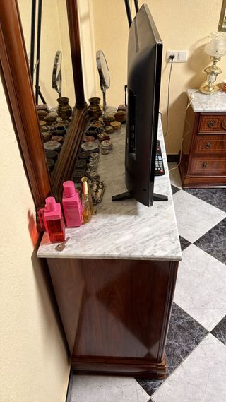 Cómoda clásica de madera con mármol