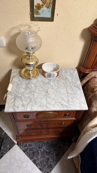 Cómoda clásica de madera con mármol