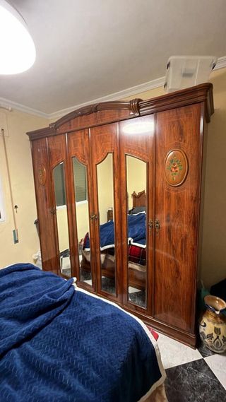 Cómoda clásica de madera con mármol