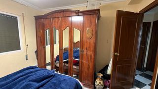 Cómoda clásica de madera con mármol