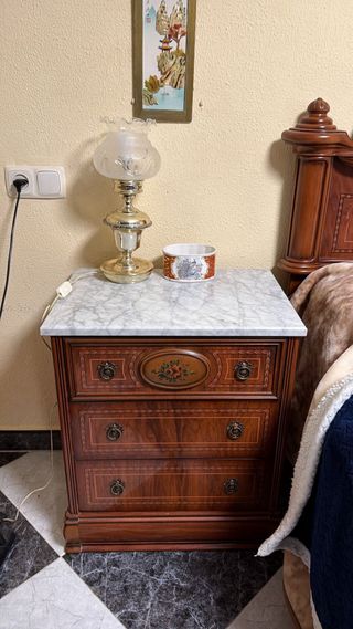 Cómoda clásica de madera con mármol