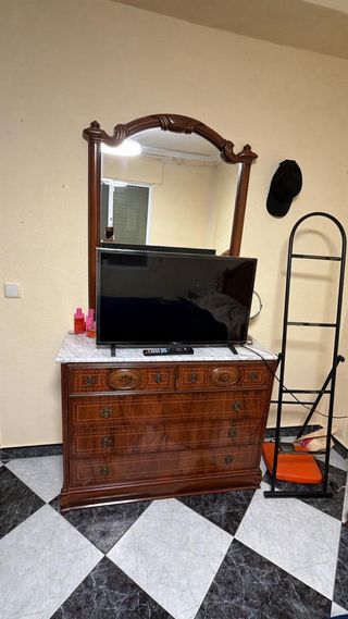 Cómoda clásica de madera con mármol