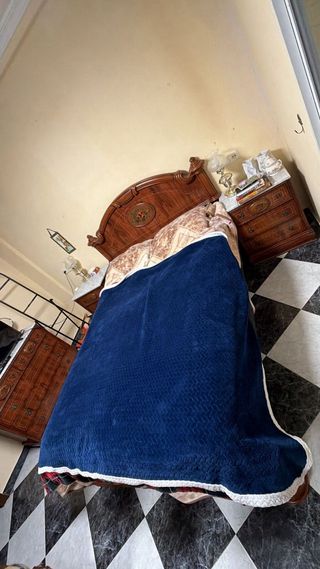 Cómoda clásica de madera con mármol