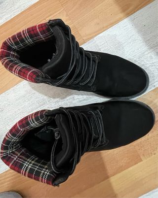 Botas negras con forro de cuadros
