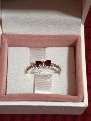 Anillo Pandora con baño de Plata con Lazo Rojo