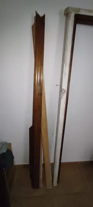 Puerta madera maciza con celosía.