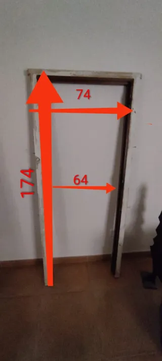 Puerta madera maciza con celosía.