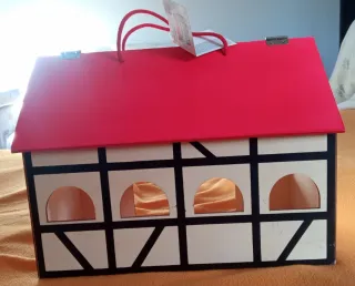 Casa de muñecas de madera con asa