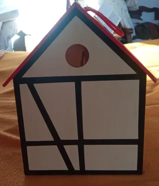 Casa de muñecas de madera con asa