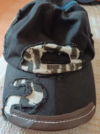 Gorra negra con detalles marrones