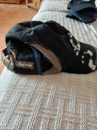 Gorra negra con detalles marrones