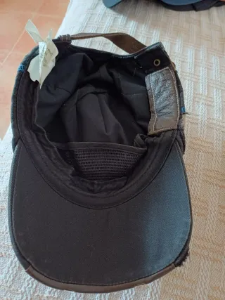 Gorra negra con detalles marrones