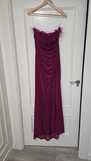 Vestido largo morado con plumas