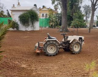 Servicios de parcela: arar, sulfatar, etc.