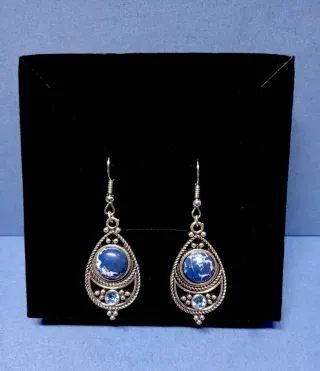 Pendientes largos plateados con piedra azul
