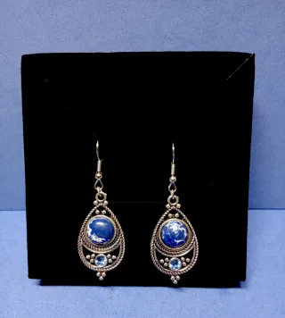 Pendientes largos plateados con piedra azul
