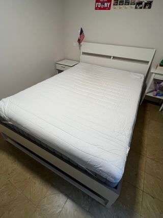 Cama, Colchón y Mesita de Noche a juego