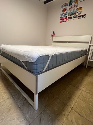 Cama, Colchón y Mesita de Noche a juego