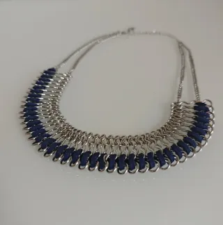 Collar Stradivarius azul y plateado