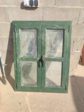 Ventana oscilobatiente verde