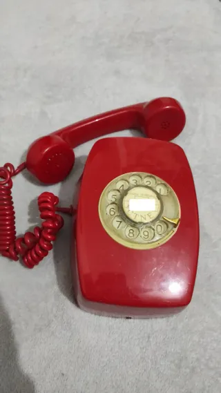 Teléfono antiguo rojo