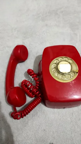 Teléfono antiguo rojo
