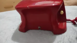Teléfono antiguo rojo