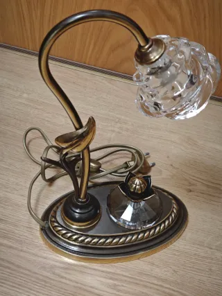 Lámpara de mesa bronce y cristal