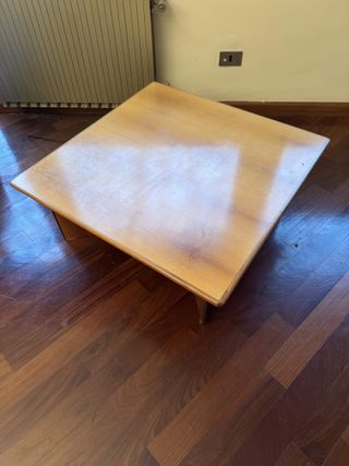 Tavolo basso da salotto e divani