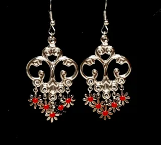 Pendientes largos plateados con flores rojas