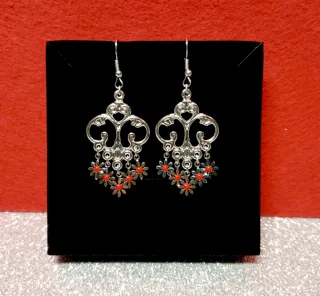 Pendientes largos plateados con flores rojas