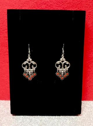 Pendientes largos plateados con flores rojas