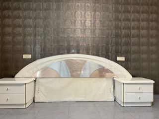 Testata da camera da letto bianca con specchi