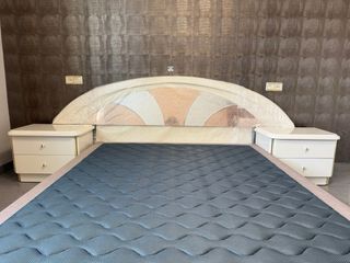 Testata da camera da letto bianca con specchi