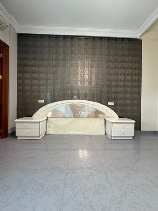 Testata da camera da letto bianca con specchi