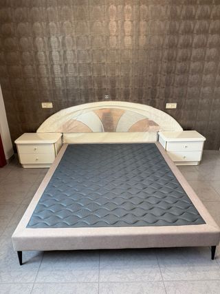 Testata da camera da letto bianca con specchi